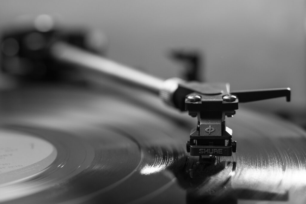 Ehe näide - Gaslighting Black and white close-up of a turntable playing a vinyl record, emphasizing vintage aesthetics.