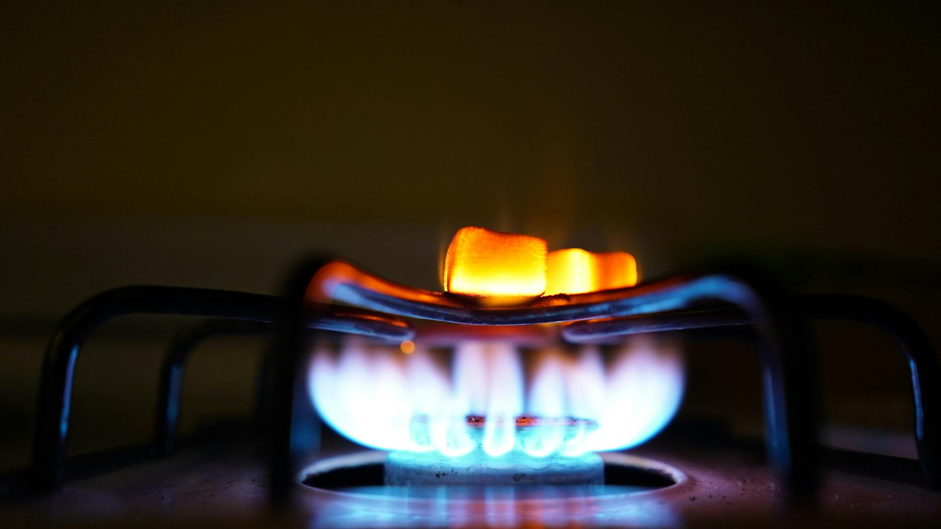 Ehe näide - Gaslighting Roasting marshmallows over an indoor gas stove for a cozy treat.